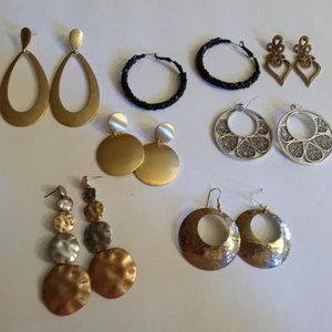 Set of 7 Pairs of earrings.